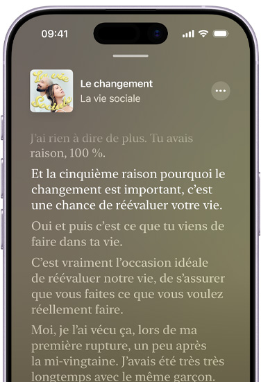 Un iPhone, face avant, l’écran affiche la transcription dans l’app Balados d’un épisode intitulé "Hot Dogs", tiré du balado "This is Love", animé par Phoebe Judge; un passage en caractères gras dans la transcription correspond au moment où une personne raconte que quand elle était petite, à Chicago, elle et sa famille sortaient souvent manger des hot-dogs; le texte qui précède et qui suit est grisé.