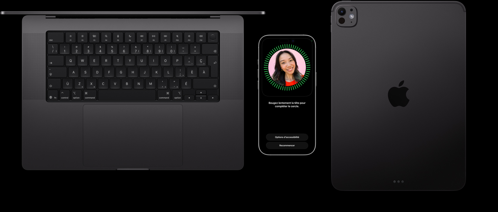 Un MacBook noir infini, un iPhone titane naturel et un iPad noir infini côte à côte; l’iPhone affiche l’écran de configuration de Face ID