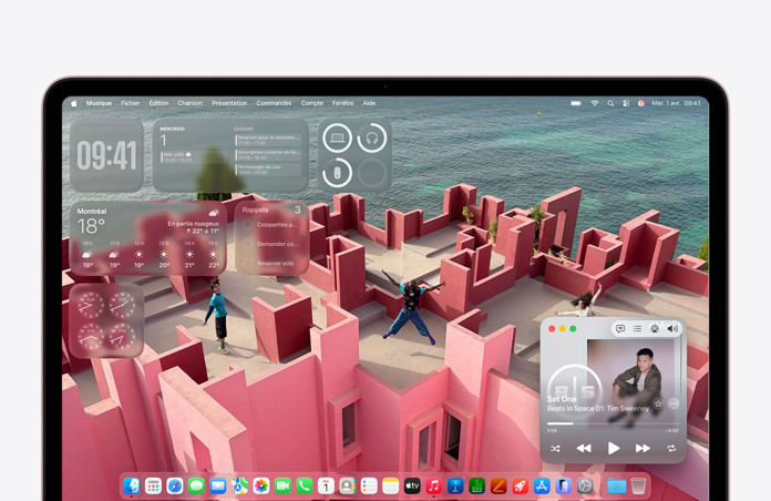 Écran d’un MacBook Neo avec fond d’écran personnalisé montrant une terrasse sur le toit d’un immeuble en bord de mer et divers widgets, dont Musique, Calendrier, Météo et Rappels