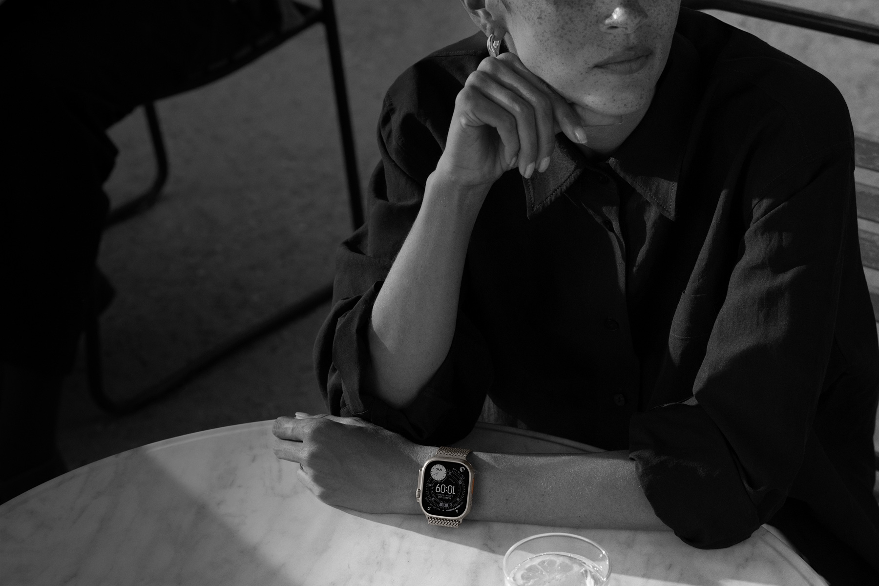 Osoba v restauraci s Apple Watch Ultra 3 na ruce