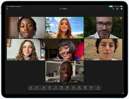iPad Air, parte delantera, llamada de Zoom en la pantalla, aparecen varios participantes