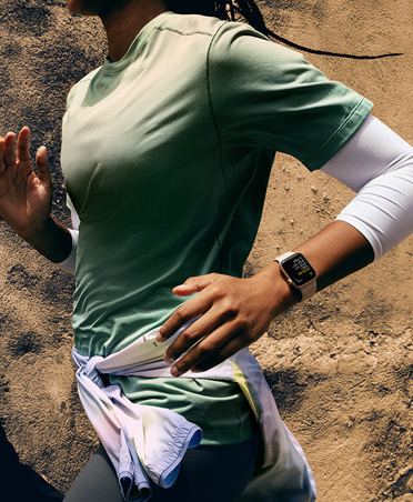 Workout Buddy sendet eine Mitteilung an eine Person, die ihr Lauftraining mit der Apple Watch SE 3 nachverfolgt