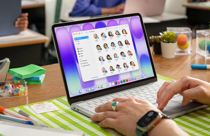 Eine Lehrkraft sitzt vor einem geöffneten Mac, und die Classroom App zeigt eine vollständige Liste der Schüler:innen auf dem Display