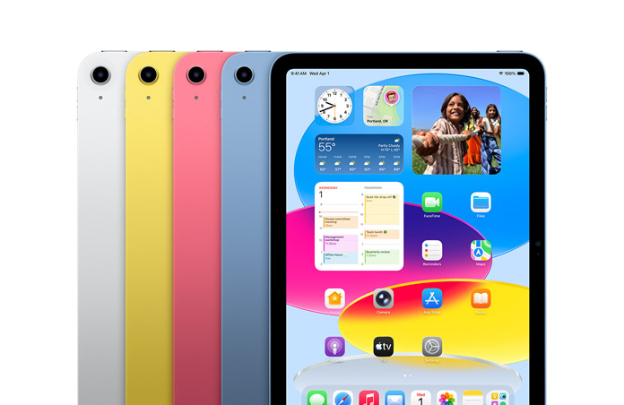 iPad Geräte in vier Farben aufgereiht nebeneinander, Silber, Gelb, Pink, Blau, die Displays zeigen ein Hintergrundbild und verschiedene Apps