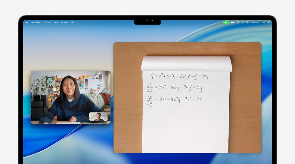 Lors d’un appel vidéo sur MacBook Air, une personne utilise la fonctionnalité Desk View pour montrer une équation mathématique à une autre personne, Desk View lui permet de montrer son espace de travail et son visage en même temps