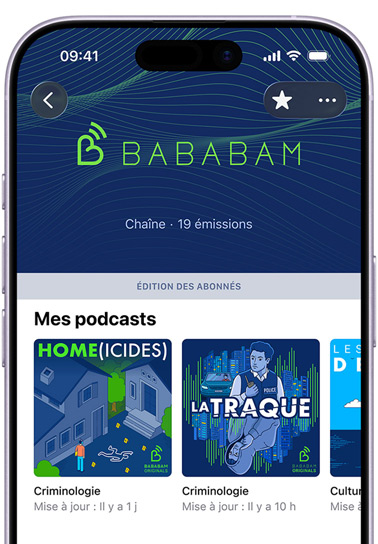 iPhone, face avant, écran affichant la chaîne The New York Times dans Apple Podcasts, le texte en dessous indique : "How the news should sound", 42 émissions, une bannière signalant l’édition avec abonnement s’affiche au-dessus d’une section Mes émissions comprenant Modern Love, The Wirecutter Show et une troisième émission partiellement visible, chacune étant classée dans la catégorie Société et culture