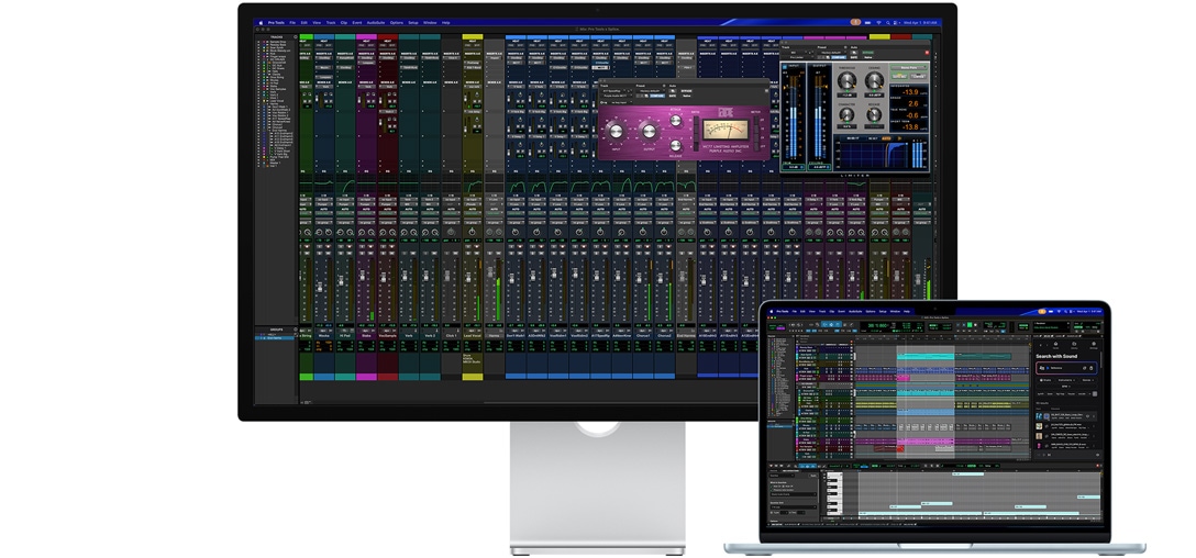 Η οθόνη Studio Display και ένα Mac laptop που δείχνουν μια συνεδρία Pro Tools με ενσωμάτωση Splice, το γυαλί με τεχνολογία nano-texture βοηθά στη μείωση της αντανάκλασης στη σκούρα οθόνη του προγράμματος