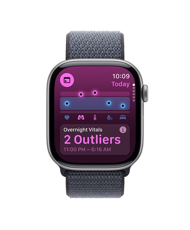 Apple Watch Series 11, asztroszürke alumíniumtok, Vitális jelek app, egészségi értékek grafikonja, kiugró értékű éjszakai vitális jelekről szóló értesítés, jobb oldali nézet, Digital Crown, sötétszürke sportpánt