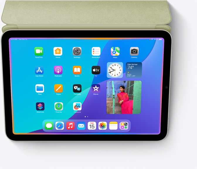 Egy iPad minin Siri megújult dizájnja látható, ahogy ragyogó fénye körülveszi a képernyőt.