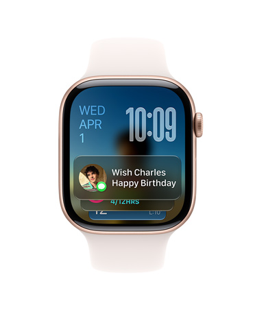 Rozéaranyszínű Apple Watch Series 11 lágy rózsaszín szíjjal, a számlap felső részén bal oldalon a dátum, jobb oldalon a pontos idő, az alsó felén pedig az Üzenetek widgetje jelenik meg