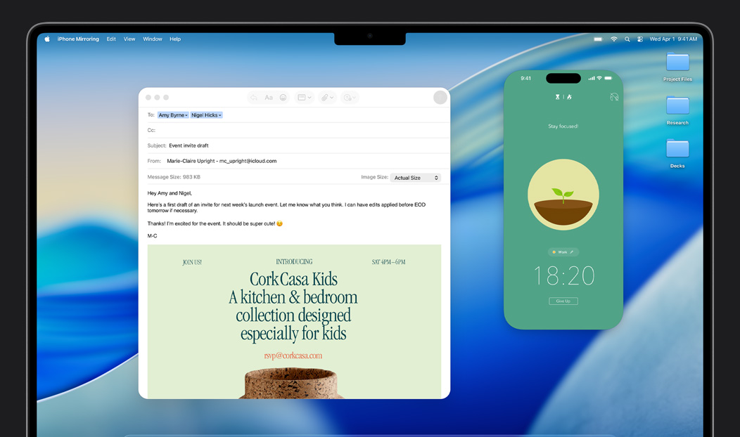 MacBook Pro, aplikasi Mail terbuka, layar iPhone dicerminkan di layar MacBook Pro yang menampilkan Forest hampir tiba