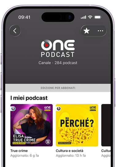 iPhone, mostrato di fronte, sullo schermo c’è il canale The New York Times nell’app Podcast, il testo sotto dice: How the news should sound, 42 podcast. Si nota un banner con la scritta Edizione per abbonati sopra una sezione I miei podcast che mostra Modern Love, The Wirecutter Show, e un terzo podcast parzialmente visibile, ognuno con l’indicazione della categoria Cultura e società.