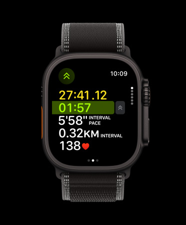 Apple Watch Ultra 3, melna krāsa, titāna ietvars, Action poga aktivizē nākamo intervālu Workout aplikācijā