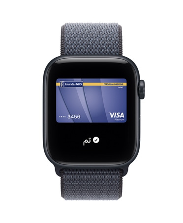 Apple Watch SE 3 بإطار من الألومنيوم ولون سماء الليل، وApple Pay في تطبيق المحفظة من Apple، والجزء الخارجي الأيمن يُظهِر التاج الرقمي، وحزام Loop رياضي بلون أزرق حديدي