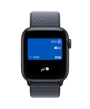Apple Watch SE 3 بإطار من الألومنيوم ولون سماء الليل، وApple Pay في تطبيق المحفظة من Apple، والجزء الخارجي الأيمن يُظهِر التاج الرقمي، وحزام Loop رياضي بلون أزرق حديدي