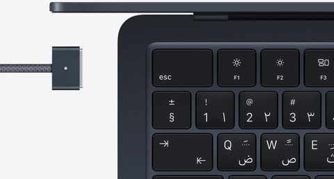 جهاز MacBook Air بلون سماء الليل مع كابل MagSafe يتطابق لونه مع لون الجهاز