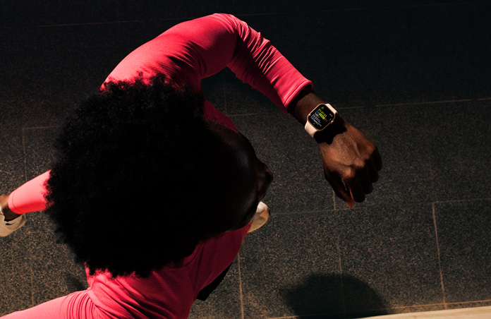 Zdjęcie mężczyzny używającego Apple Watch do śledzenia biegu