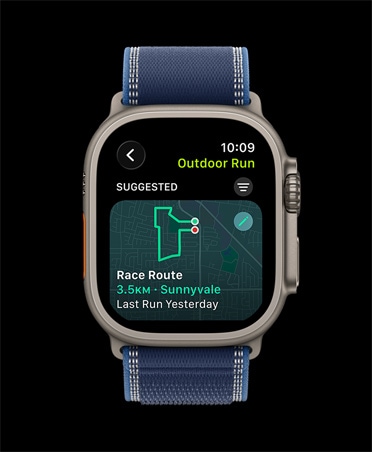 Apple Watch Ultra 3, prírodná farba, titánový kryt, Trasa preteku, beh vonku, remienok, trailová slučka, modrá/jasná modrá farba