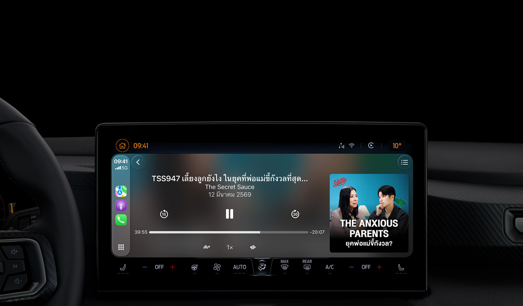 ภายในรถ, จอคอนโซลกลางแสดง Apple Podcasts ที่เล่นผ่าน CarPlay, กําลังเล่นพ็อดคาสท์ “The Spark of Life” โดย Radiolab, ตัวควบคุมการเล่นมีทั้งข้ามไปข้างหลัง หยุดชั่วคราว และข้ามไปข้างหน้า
