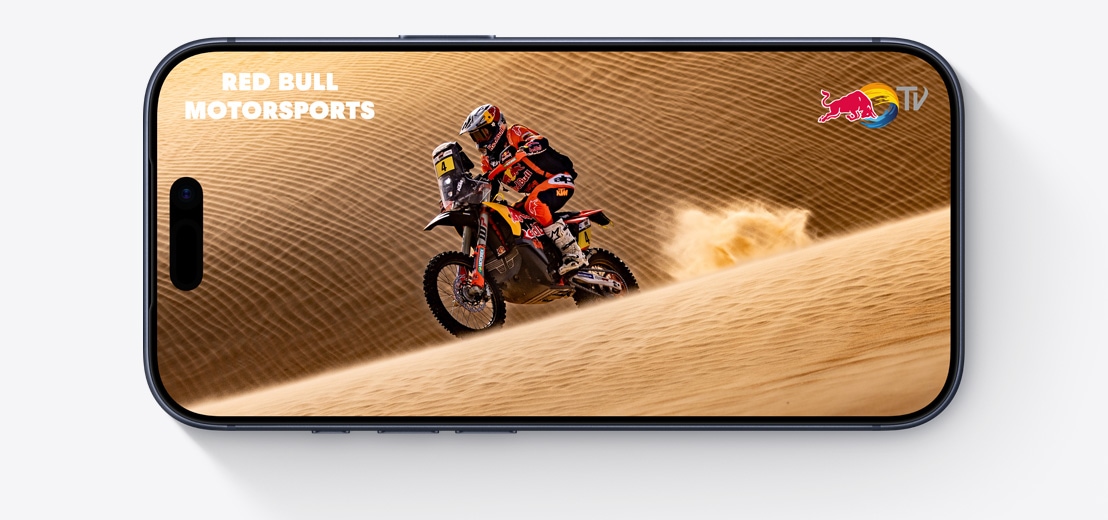 Yatay duran bir iPhone’un önden dış görünümü, ekrandaki Apple TV klibinde uzay giysisi giymiş bir kişi görülüyor, Silo