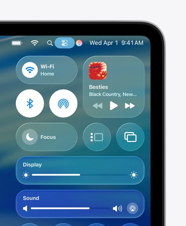 Mac 螢幕右側顯示控制中心裡採用 Liquid Glass 設計的自訂控制項目，如 Wi-Fi 和藍牙