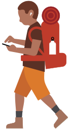 Una persona con una mochila de trekking y un aparato para la sordera mira el iPhone que tiene en la mano