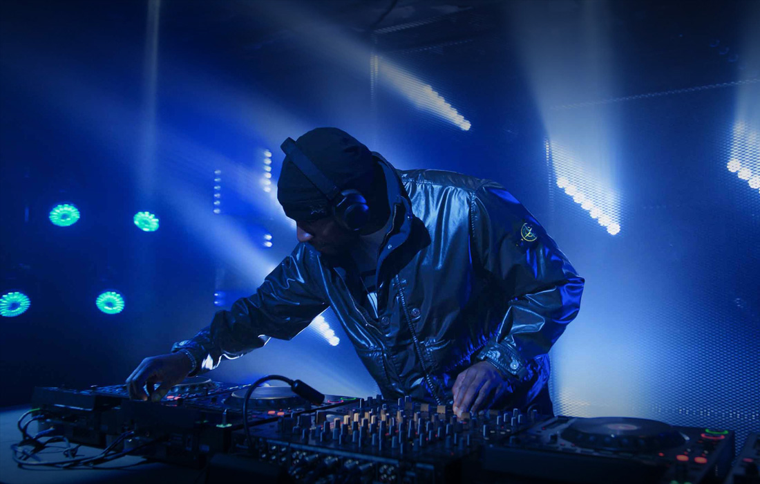 Egy DJ zenél egy koncerten.