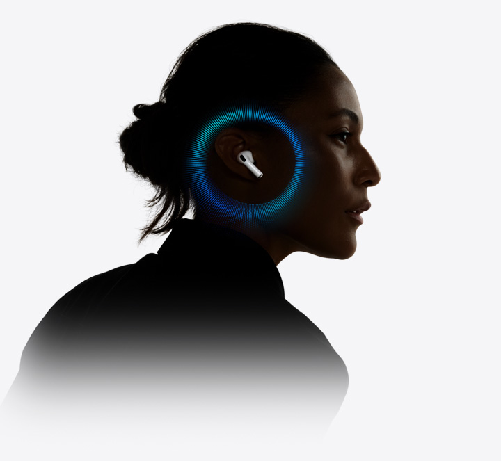 Egy AirPods Pro 3-at viselő felhasználó, akinek a füle körül hanghullámok vannak.