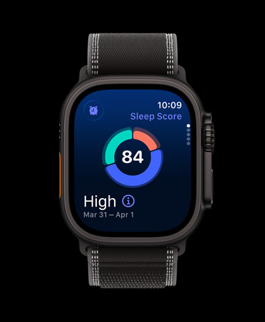 Apple Watch Ultra 3, musta väri, titaanikuori, näytöllä näkyy unituloksen ympyräkaavio, Trail-ranneke, värinä musta/hiili