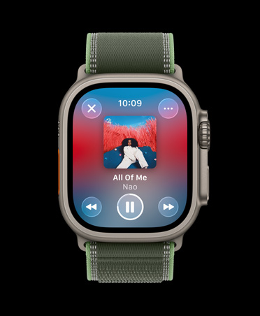 Apple Watch Ultra 3, titaanikuori, värinä luonnontitaani, Apple Music, treenisoittolista, säätimet, edellinen kappale, seuraava kappale, keskeytä, Trail Loop ‑ranneke, värinä vihreä/neonvärinen