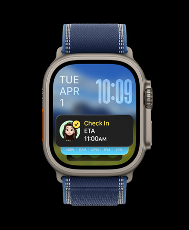 Apple Watch Ultra 3, musta väri, titaanikuori, Tilanteentarkistus-ilmoitus ylimpänä älykkäässä pinossa, Trail-ranneke, värinä sininen/kirkkaansininen