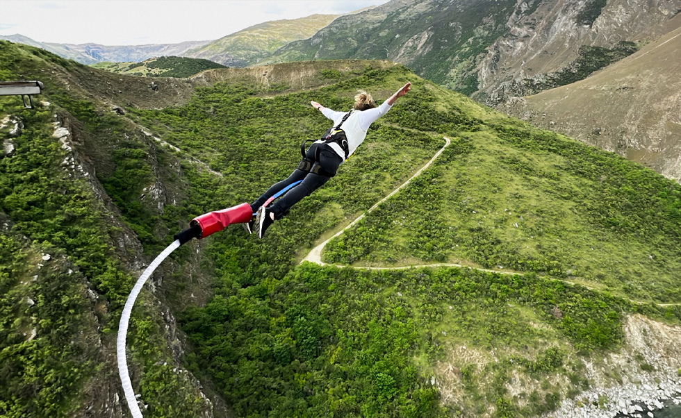 Firma AJ Hackett Bungy New Zealand používá iPhony na zachycení úchvatných snímků v pěti krásných lokalitách na Novém Zélandu a jejich sdílení se zákazníky.