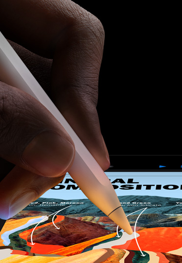 Primer plano de una mano con un Apple Pencil Pro. En la pantalla del iPad hay una presentación.