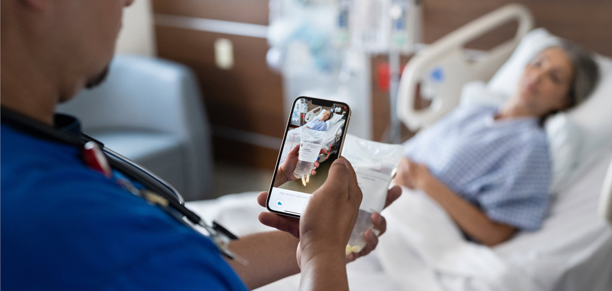 Een verpleegkundige controleert de medicatie van een patiënt.