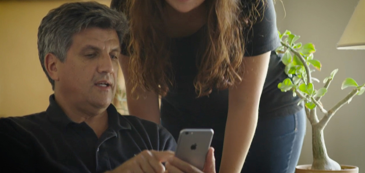 Een man deelt zijn gezondheidsinformatie op een iPhone met de vrouw naast hem.