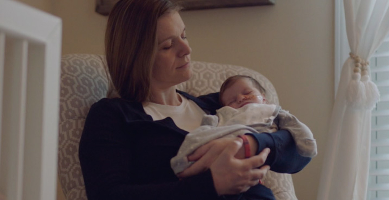 Een moeder zorgt voor haar baby.