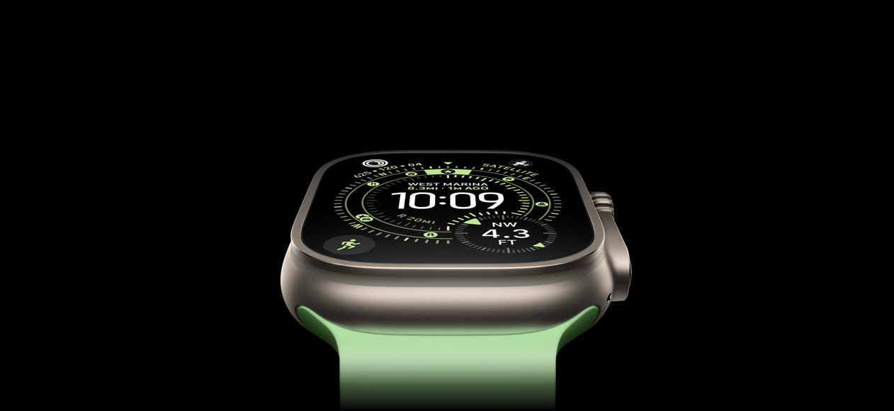 Apple Watch Ultra 3 med urkasse i farven naturligt titanium, kompas på urskiven Orienteringsløb og neongrøn Ocean-rem