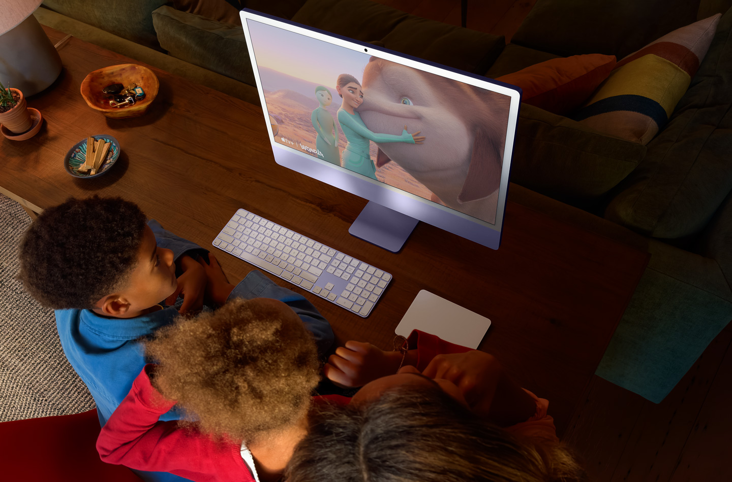 Trois enfants regardant la série WondLa sur un iMac
