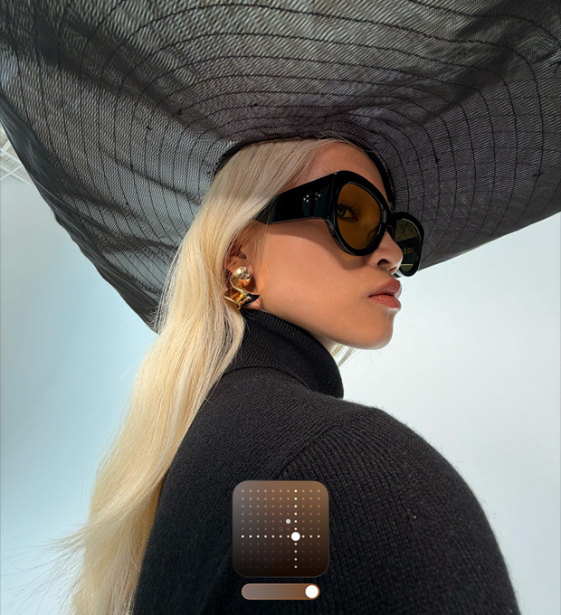 Portrait d’une femme coiffée d’un chapeau noir à larges bords présentant le style photographique Clair, qui éclaircit les photos prises dans des conditions de faible luminosité ou en mode Nuit