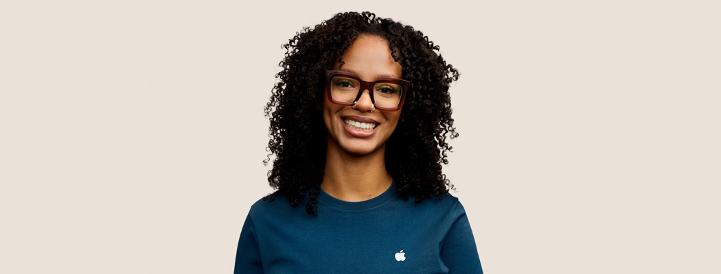 Samimi bir şekilde gülümseyen Apple Uzmanı