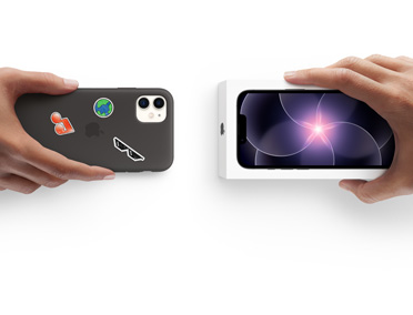 Nebeneinander angeordnet, eine Hand hält ein iPhone 11 im Silikon Case mit Aufklebern auf der Rückseite, Inzahlungnahme mit einer Hand, die einen neuen iPhone Karton für das iPhone 17e hält
