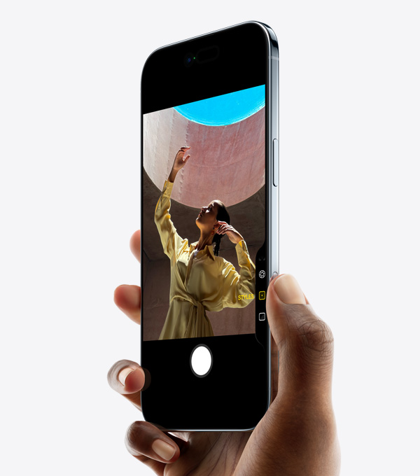 Ruka držiaca iPhone Air s palcom na tlačidle Ovládania kamery, predná vonkajšia strana, bočná vonkajšia strana, tenký profil, Dynamic Island, bočné tlačidlo