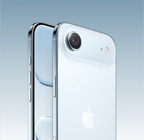 iPhone Air, nebeská modrá farba, zadná vonkajšia strana natočená do uhla, sústava kamery Fusion v plató navrchu, tlačidlo Ovládania kamery, predná a bočná vonkajšia strana, celoplošný displej, akčné tlačidlo a tlačidlá hlasitosti