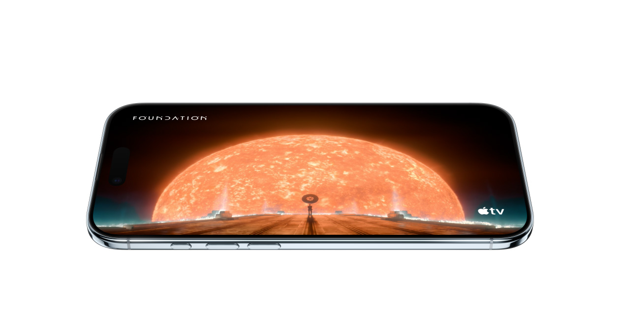 iPhone Air spredu, zboku, zobrazuje scénu zo seriálu Nadácia z Apple TV