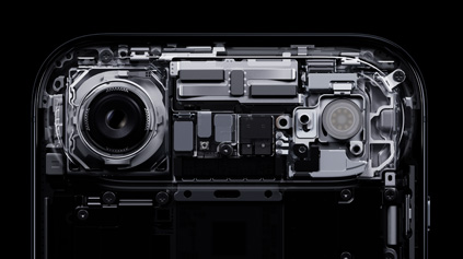 iPhone Air, vnútorné komponenty zobrazené vo vyvýšenom plató: medzi nimi hlavná kamera Fusion, blesk kamery, čip