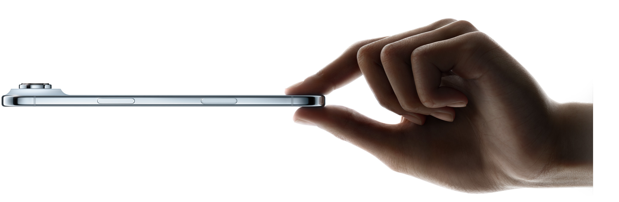 Palec a ukazovák držia iPhone Air, bočná vonkajšia strana, nebeská modrá farba, sústava kamery Fusion, tlačidlá: bočné tlačidlo, Ovládanie kamery