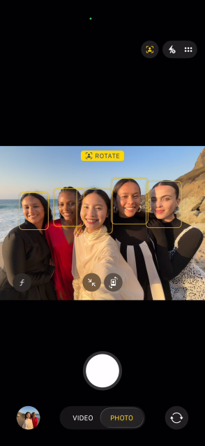 Écran de l’iPhone Air montrant un selfie de groupe dans la fonctionnalité Cadre centré pour les photos
