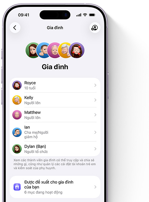 Màn hình iPhone hiển thị trang Gia Đình trong phần Cài Đặt, Memoji của từng thành viên gia đình, mỗi bộ nằm trên vòng tròn đầy màu sắc riêng, được sắp xếp ở trên cùng, Memoji tương tự trong danh sách bên dưới đó hiển thị tất cả các thành viên trong nhóm Chia Sẻ Trong Gia Đình